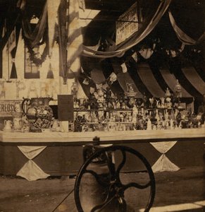 Vista parziale stereografica di un tavolo con vari pezzi di merce da J.A. Scholten